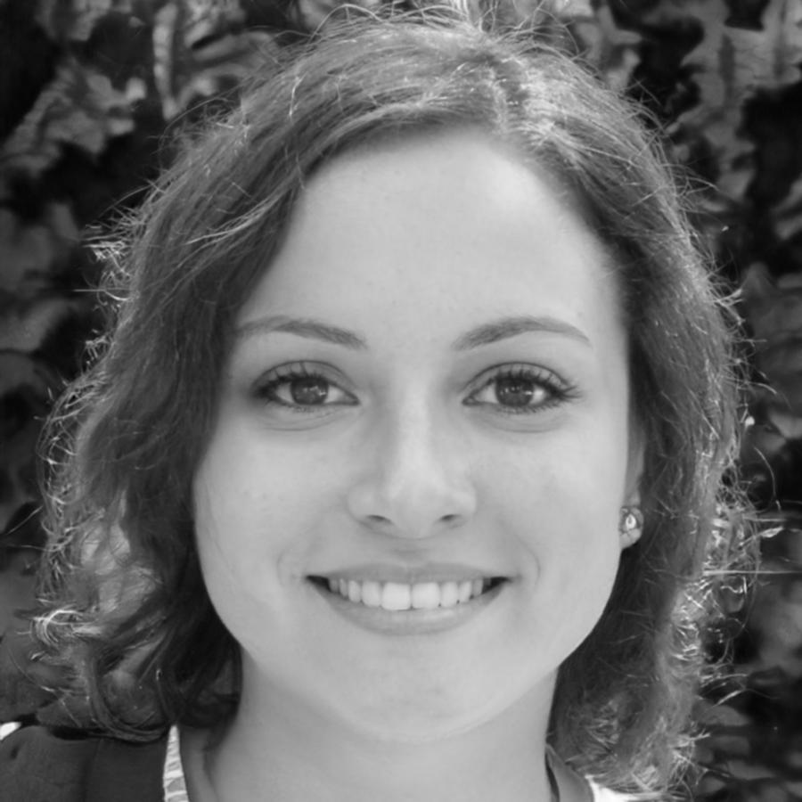 Instructora financiera preparando material educativo para programa de presupuesto