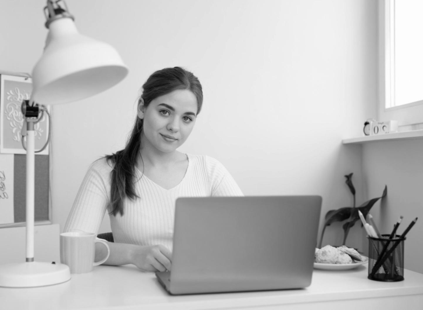 Estudiantes trabajando en equipo durante sesión de planificación financiera
