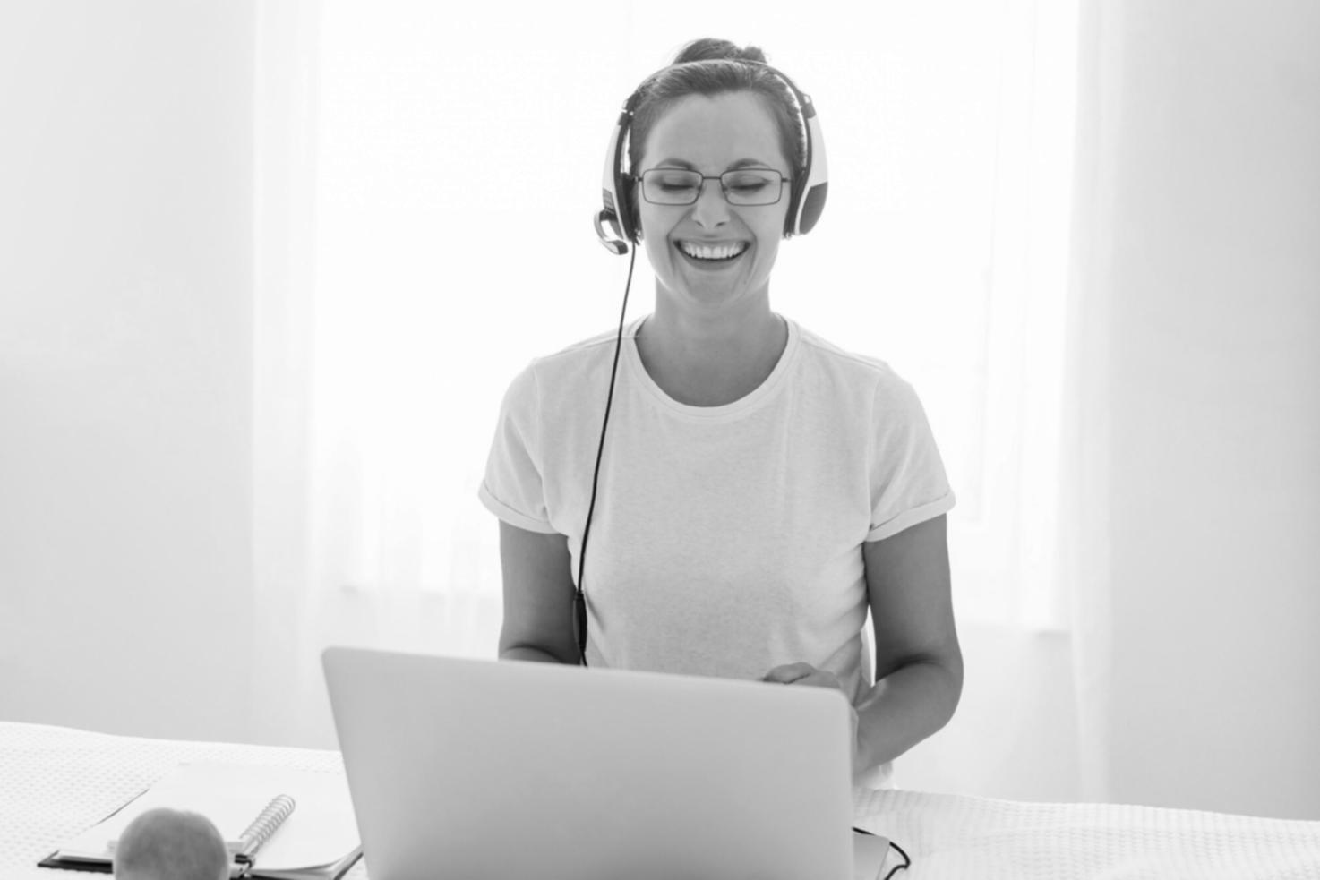 Estudiantes trabajando en planificación financiera colaborativa