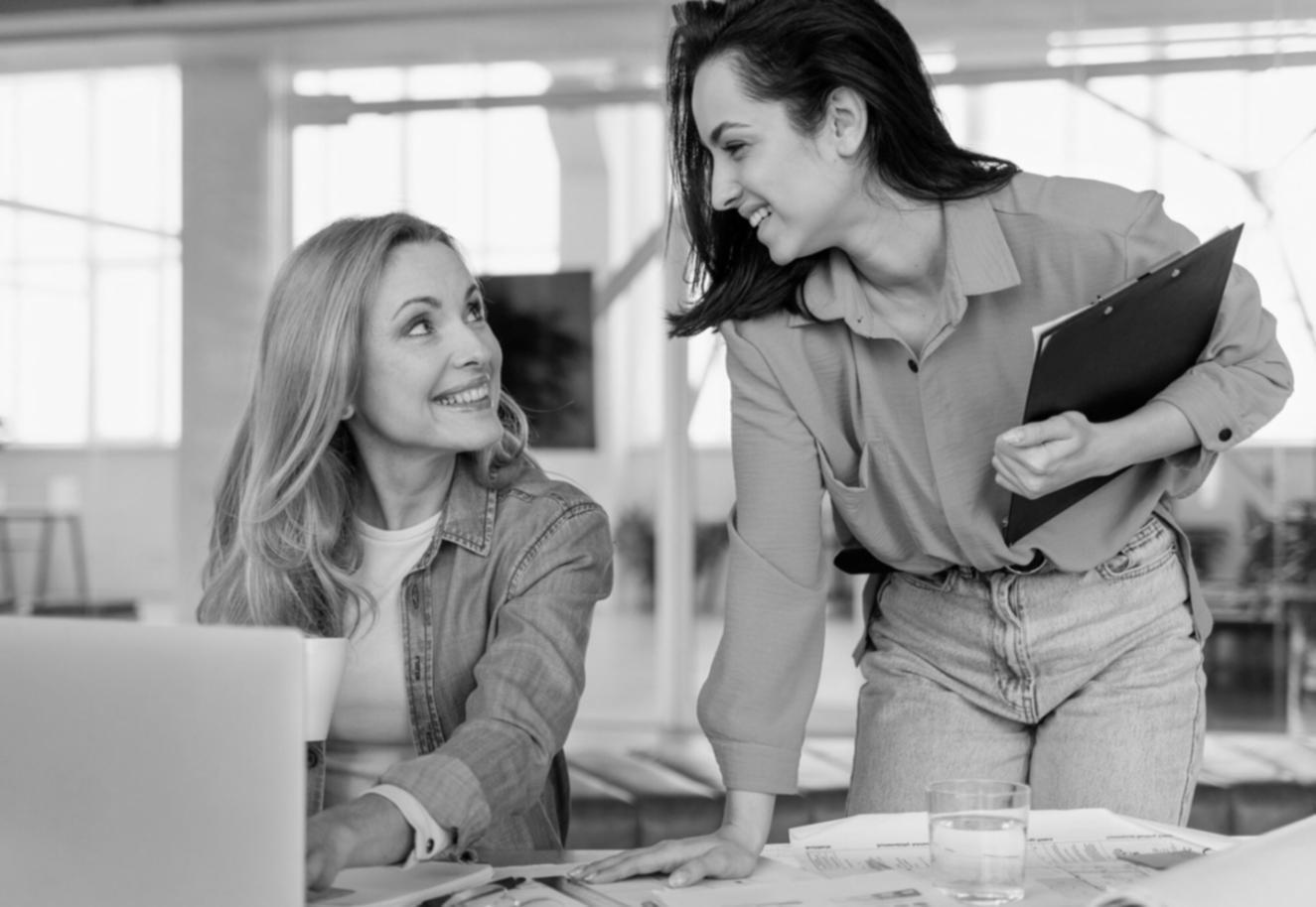 Espacio de trabajo moderno con herramientas de planificación financiera