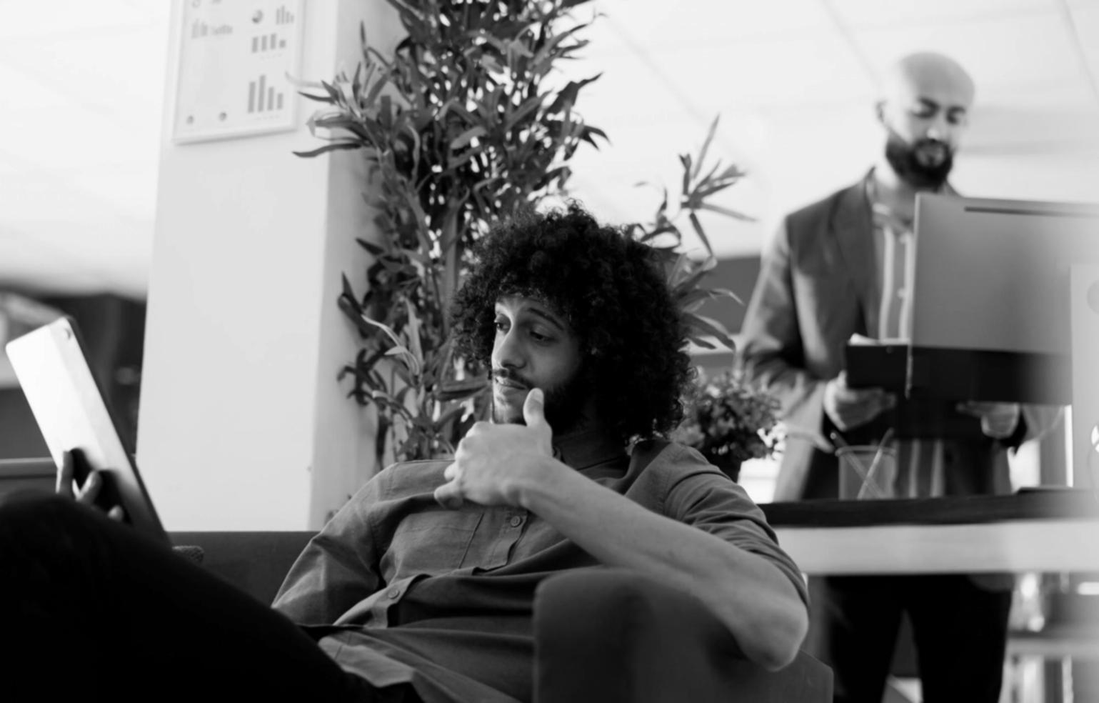 Persona planificando presupuesto financiero con herramientas digitales